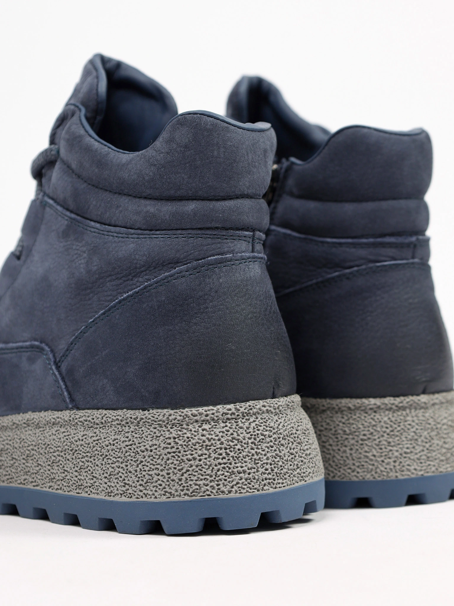 Ботинки синего цвета на средней рельефной платформе